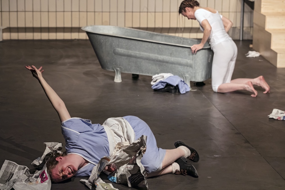 Luftschwimmen theatralische Interaktion